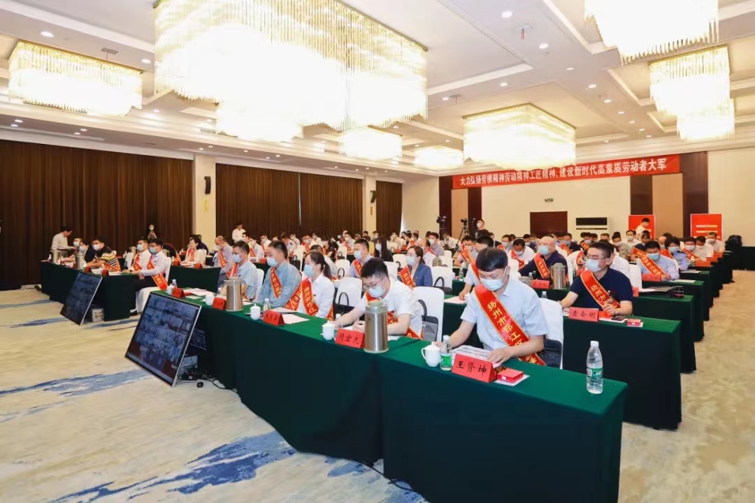 圖1-2、表彰大會(huì)會(huì)場(chǎng).jpg