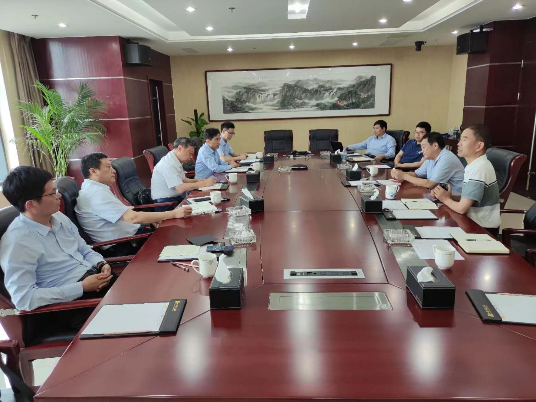 圖1-6、江蘇華建董事長(zhǎng)王宏一行到集團(tuán)公司走訪交流.jpg