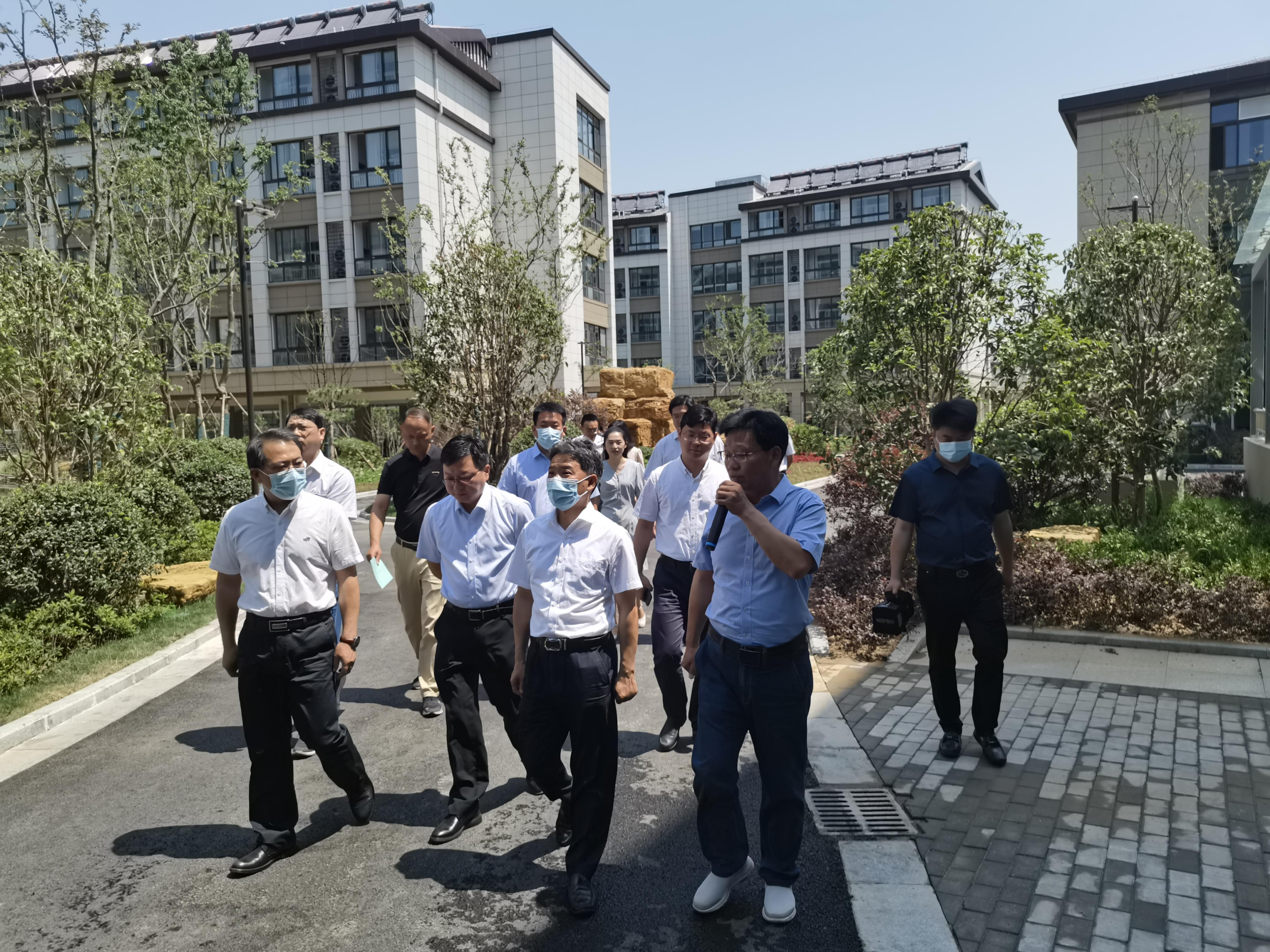 圖1-2、康堯副部長調(diào)研維揚(yáng)人才公寓項(xiàng)目建設(shè).jpg