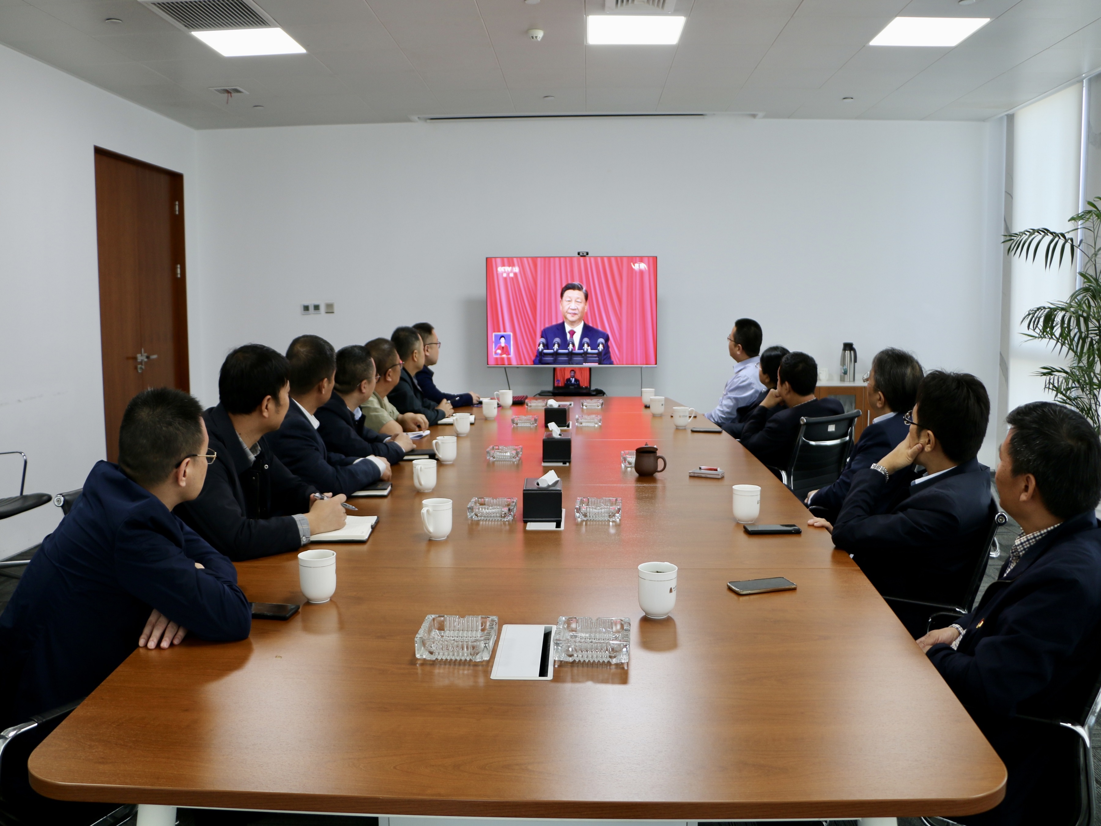 圖1-2、第一分公司收看二十大開幕會(huì).jpg
