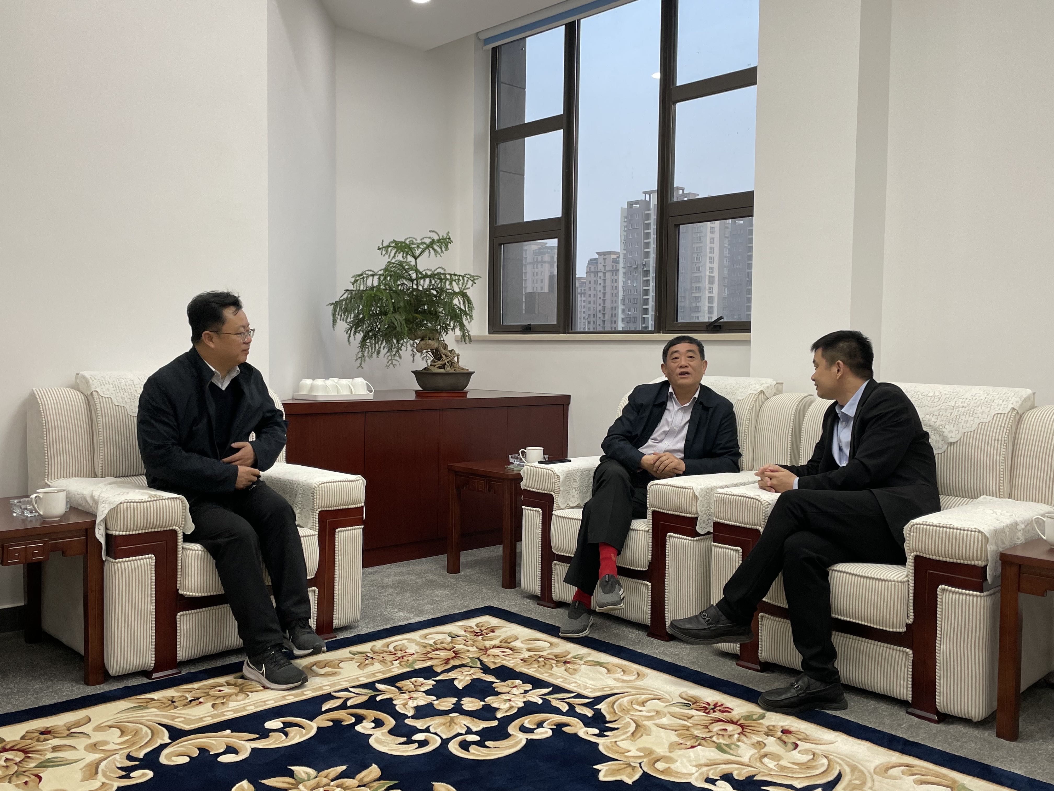 圖1-1、范世宏董事長(zhǎng)會(huì)見了來訪的中交三公局江蘇區(qū)域負(fù)責(zé)人王長(zhǎng)魯和華寶證券揚(yáng)州區(qū)域負(fù)責(zé)人秦曉怡.jpg