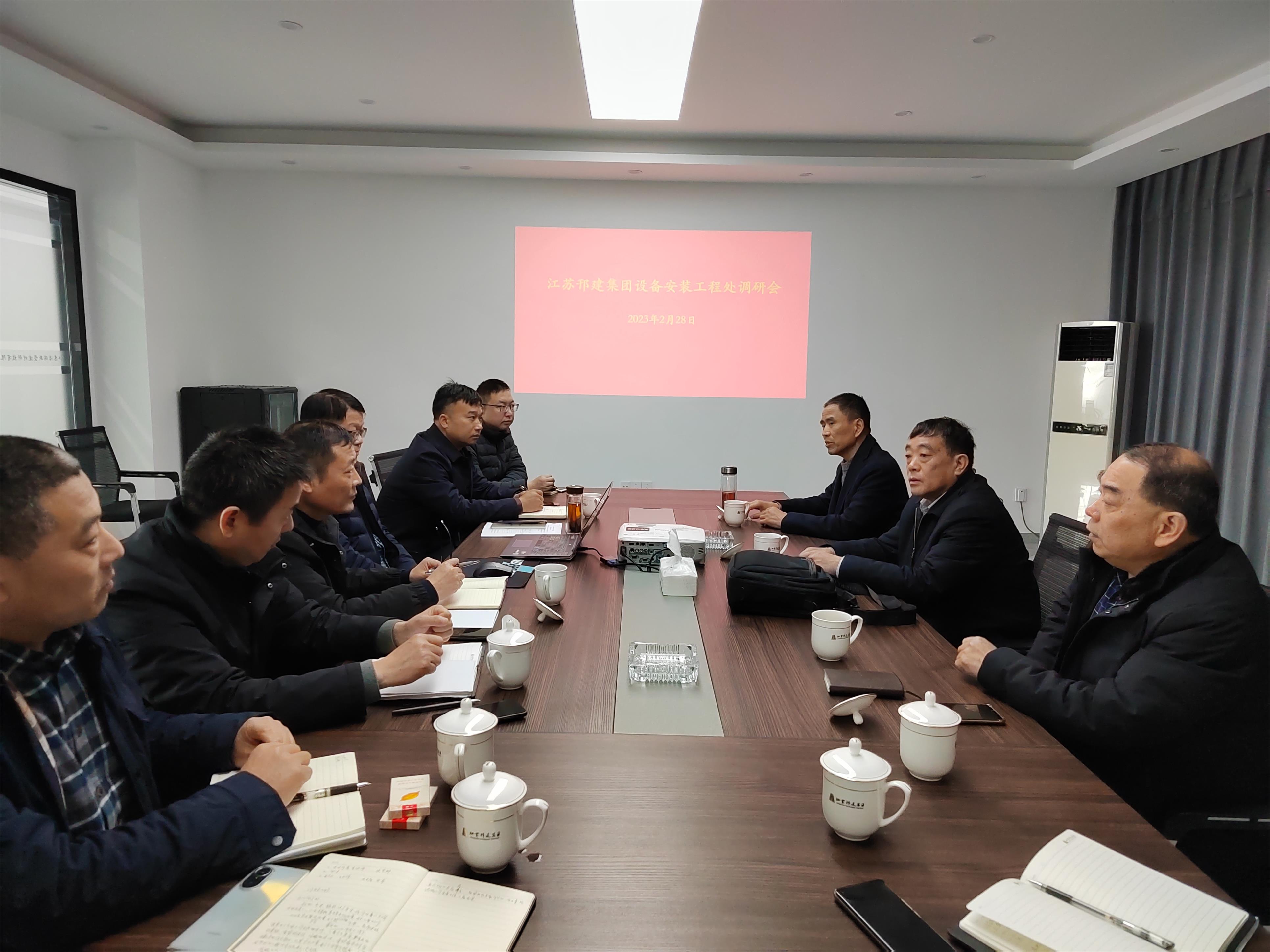 圖1-2、范世宏董事長(zhǎng)在設(shè)備安裝處調(diào)研.jpg