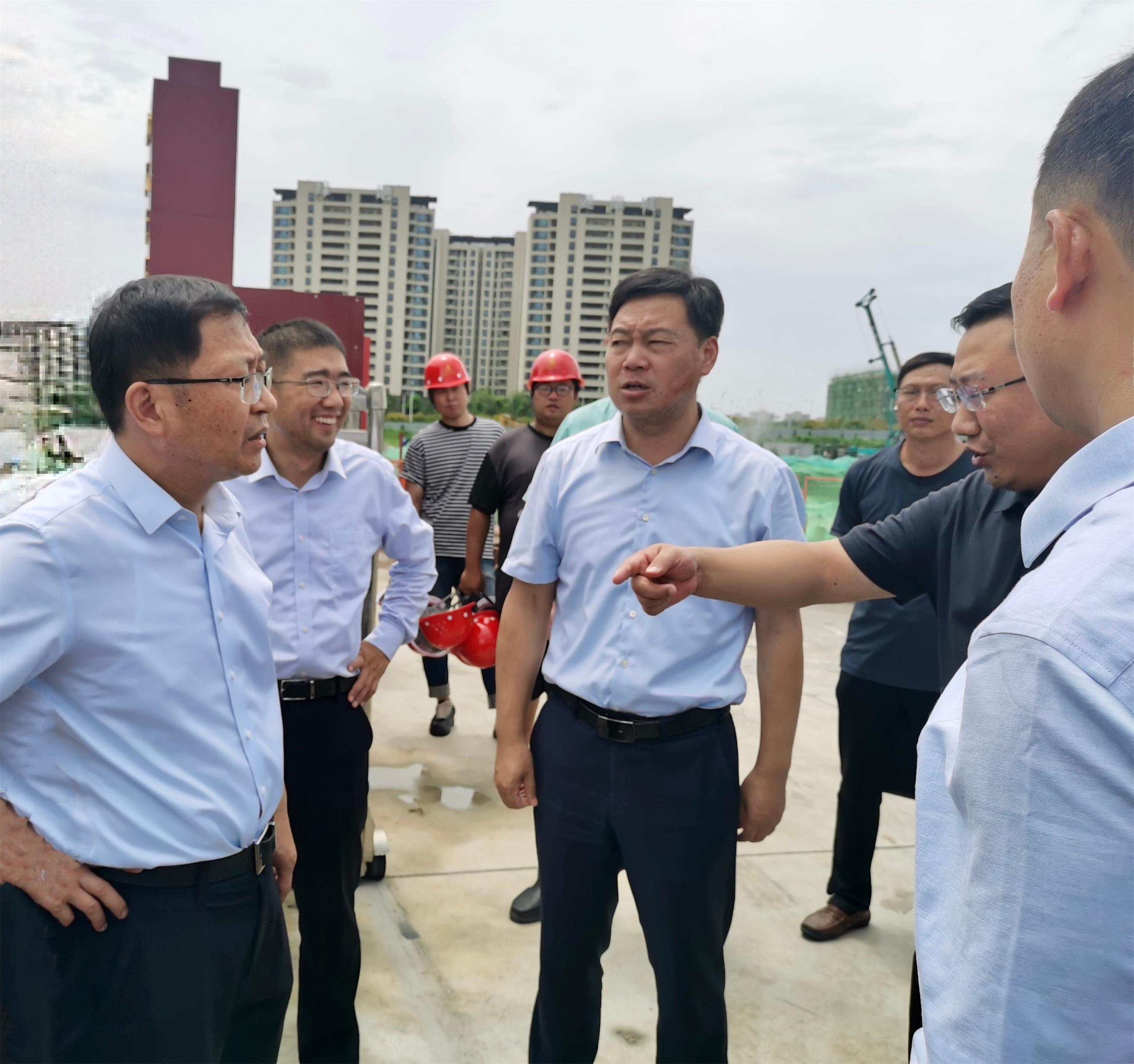 圖1-3、湯衛(wèi)華副市長(zhǎng)檢查工地.jpg
