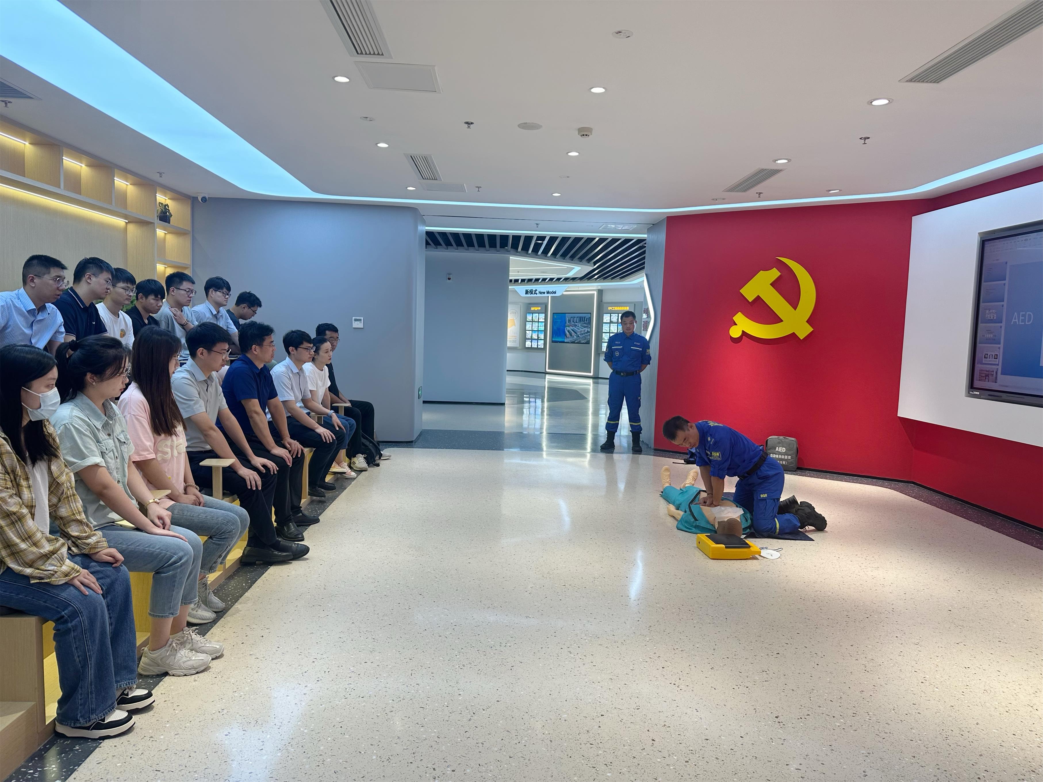 圖1-5、志愿者服務(wù)隊(duì)急救培訓(xùn).jpg